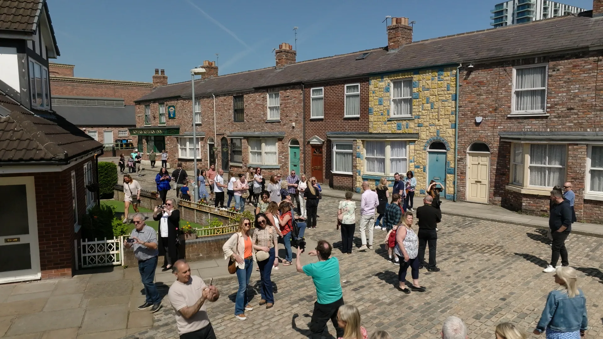 Corrie Tour Busy Street