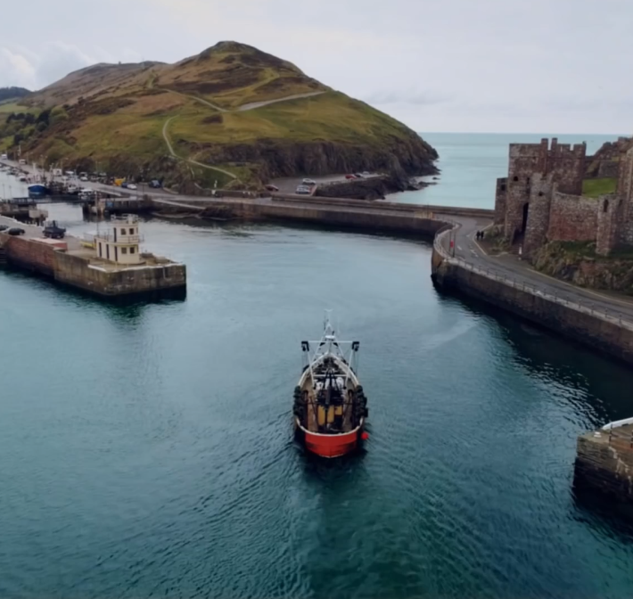 boat reaching the isle of man port